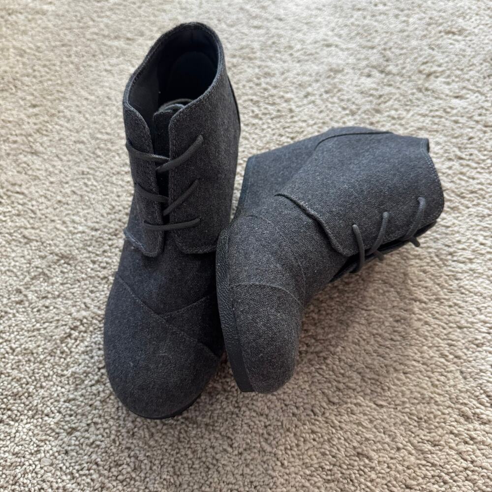 C&M Gray Wool Blend Lace Up Wedge Ankle Booties Women's Size 7.5 Boots